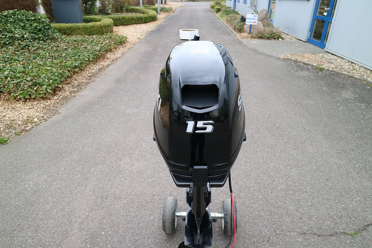 Dieses Bild zeigt den Ausstellungsmotor Suzuki DF 15 ARL.