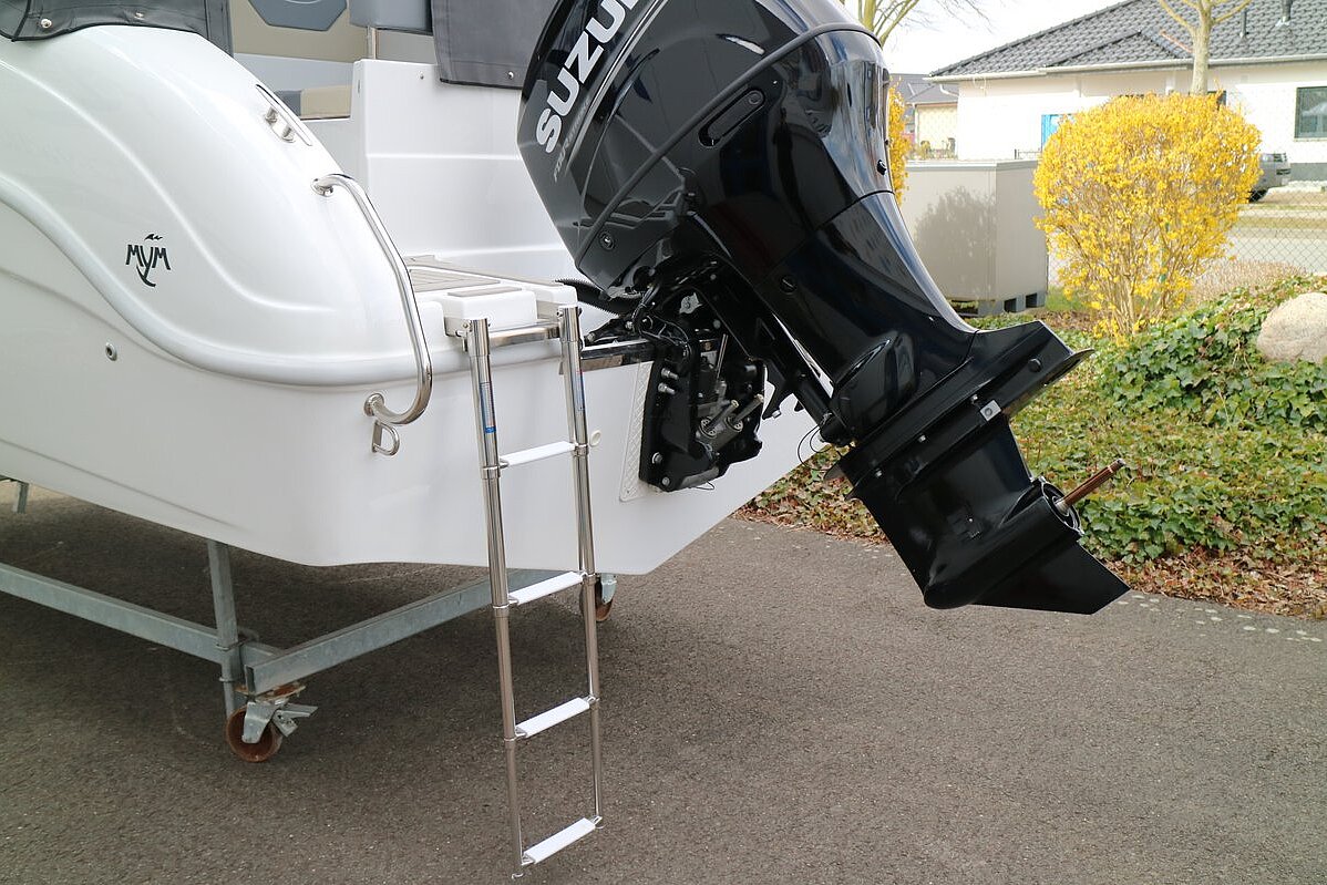Dieses Bild zeigt unser Motorboot Saver 690 Cabin - Motor und Badeleiter