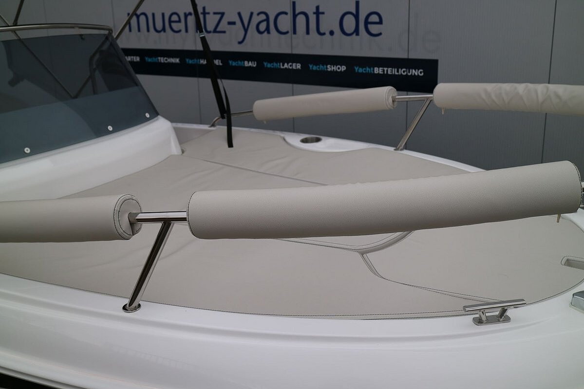 Das Bild zeigt die Vorderseite des Aquila 5.3 Sundeck.