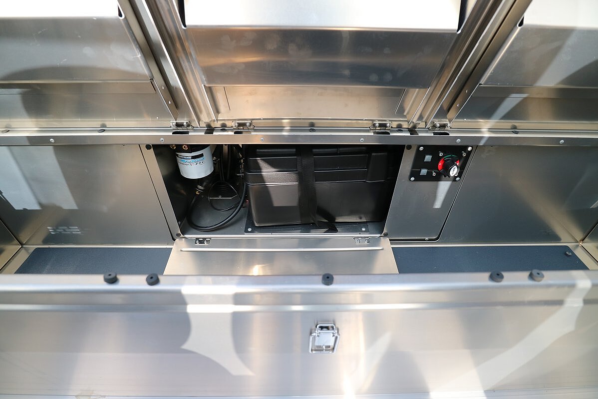 Dieses Bild zeigt Stauraum und Technik Linder ARKIP 530 BR inkl. Garmin.