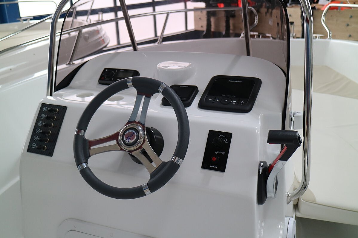 Dieses Bild zeigt unser Motorboot Saver 19 Open - Ansicht auf das Steuer