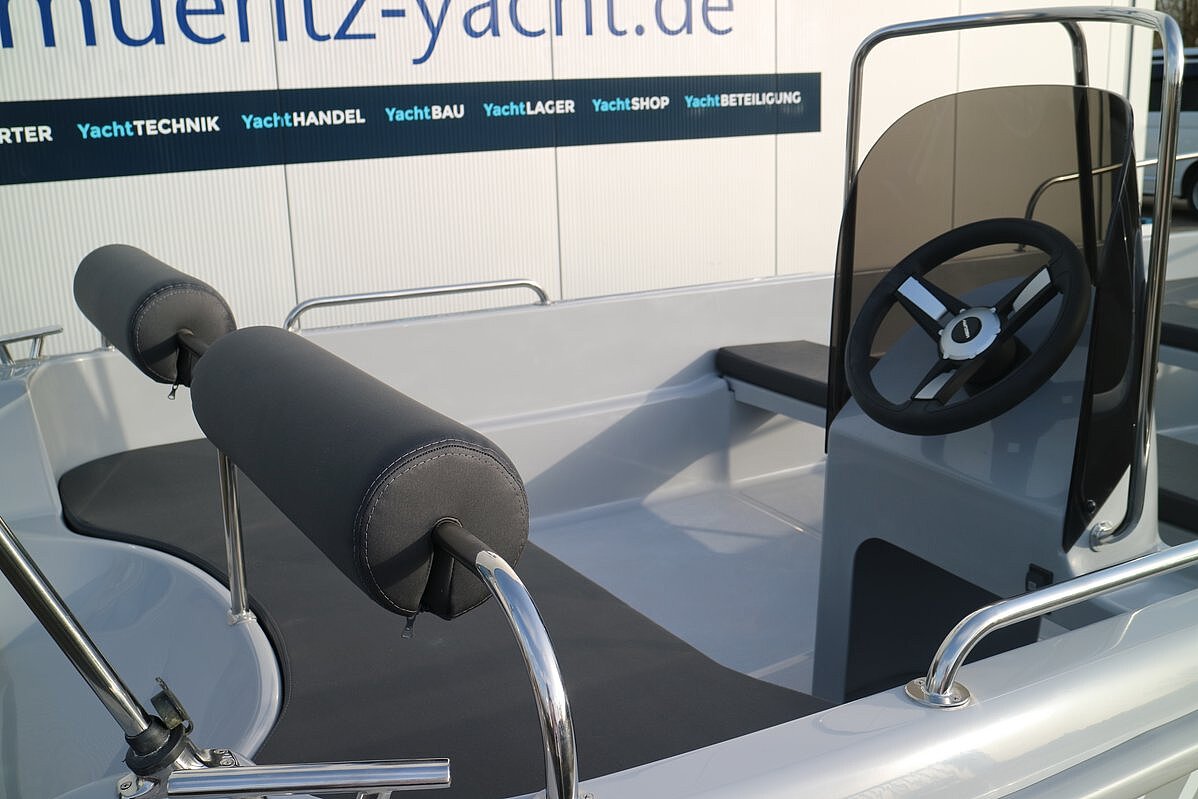 Das Bild zeigt unseren Mazury 480 LC Sitze und Steuer von der Seite