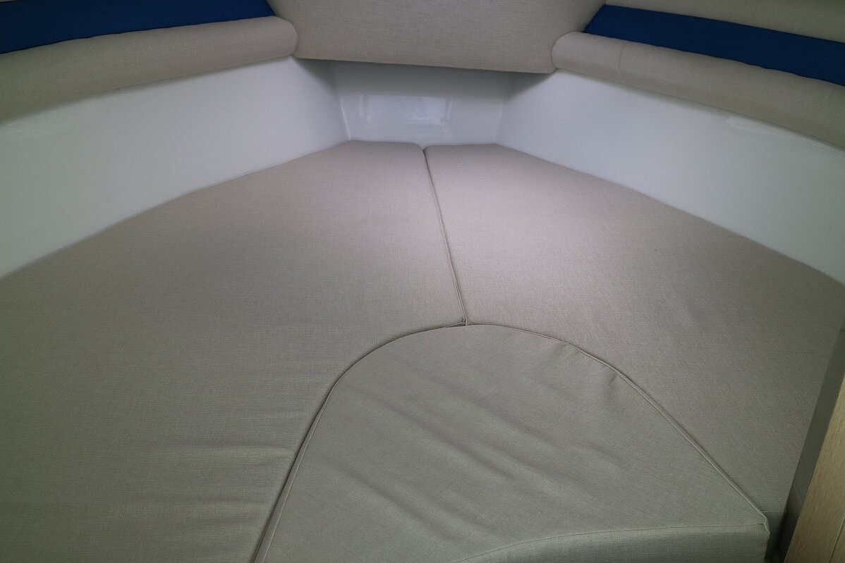 Dieses Bild zeigt unser Motorboot Saver 650 Cabin - Bett