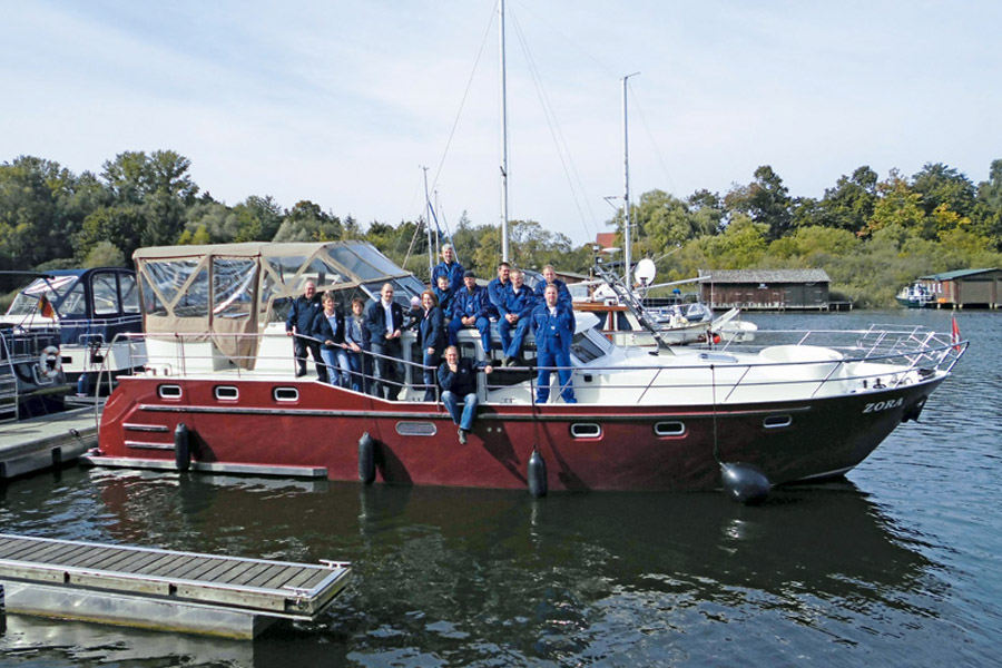 Auf diesem Bild sehen sie die Belegschaft der Müritz Yacht auf einer Yacht
