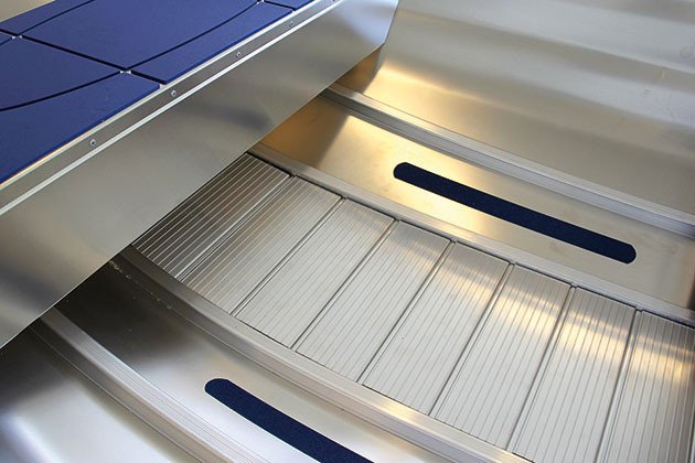 Dieses Bild zeigt den Aluminiumboden Sportsman 355.