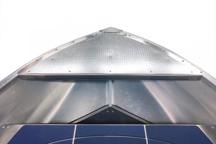 Dieses Bild zeigt ein Bugdeck vorbereitet für einen Elektromotor.