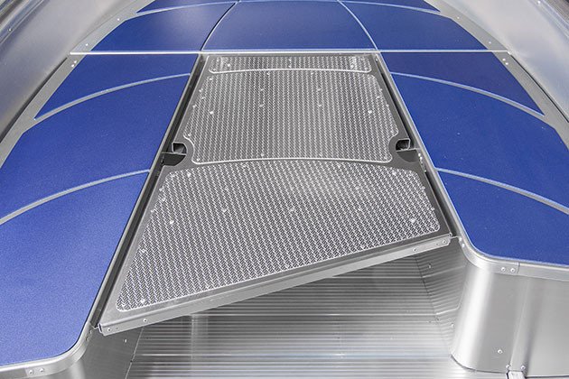 Dieses Bild zeigt ein Sonnendeck kombiniert mit einem Angeldeck.