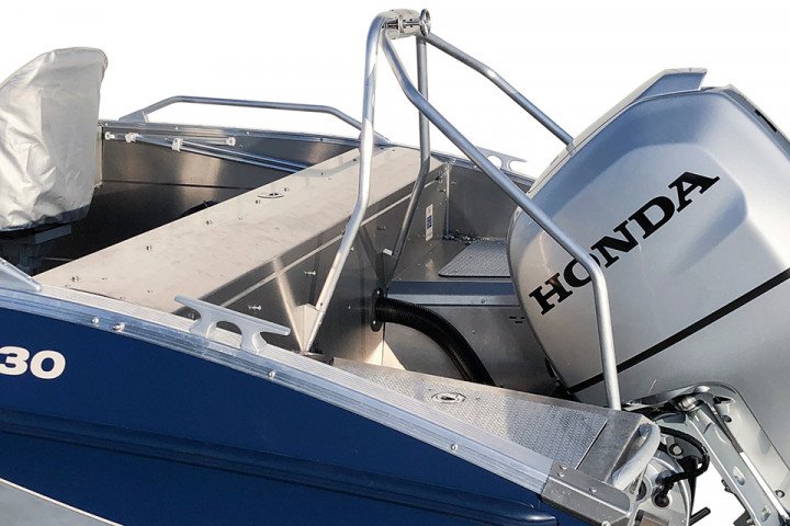 Dieses Bild zeigt einen Wasserski-Bügel am Boot.