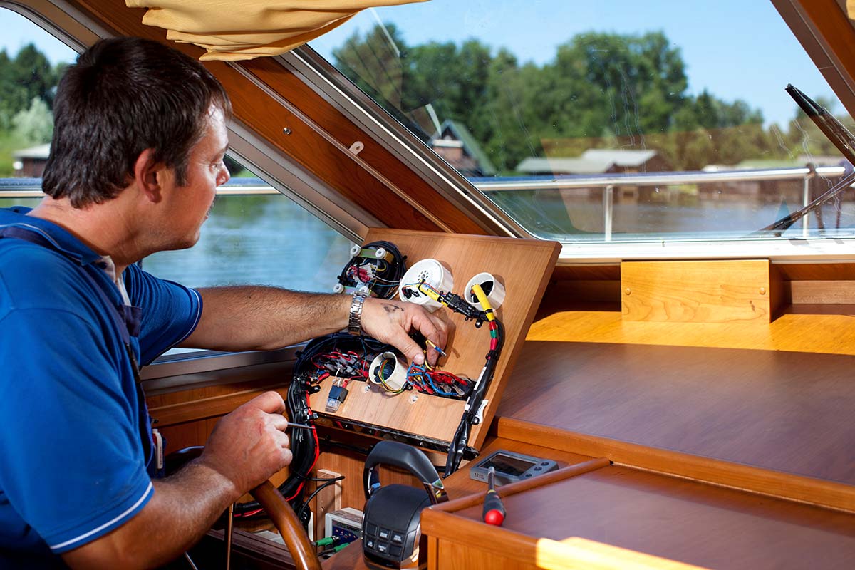 Eine Person sitzt am Steuer einer unserer Yachten